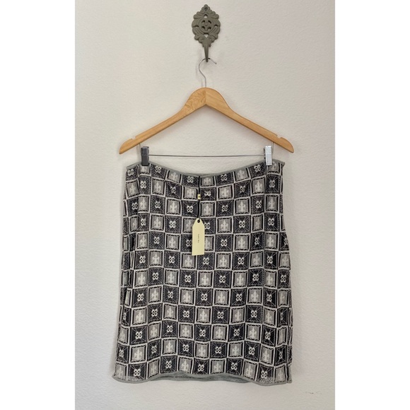 Sophie Max • Josseline Crochet Lace Pencil Skirt - Picture 2 of 13